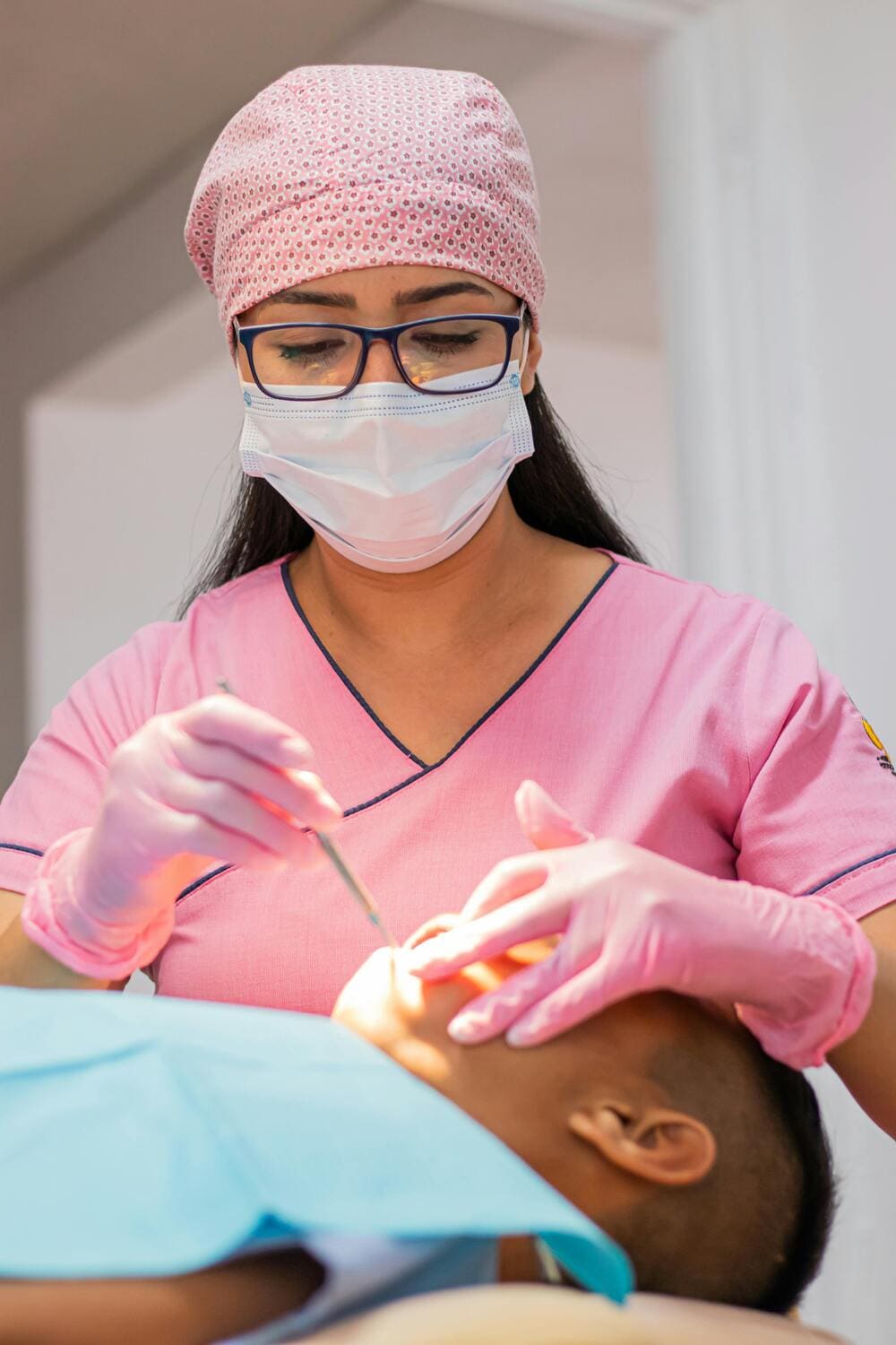 Especialista dental atendiendo a un paciente